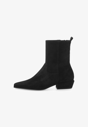 Bottine en daim noir avec un bout pointu et un petit talon carré. Présente une fermeture éclair sur le côté et une texture lisse. Design de silhouette classique.