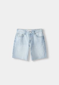 Ljust blå denimshorts med fransade fållar, framsida med knapp och femficksdesign, liggande platt på en vit bakgrund.