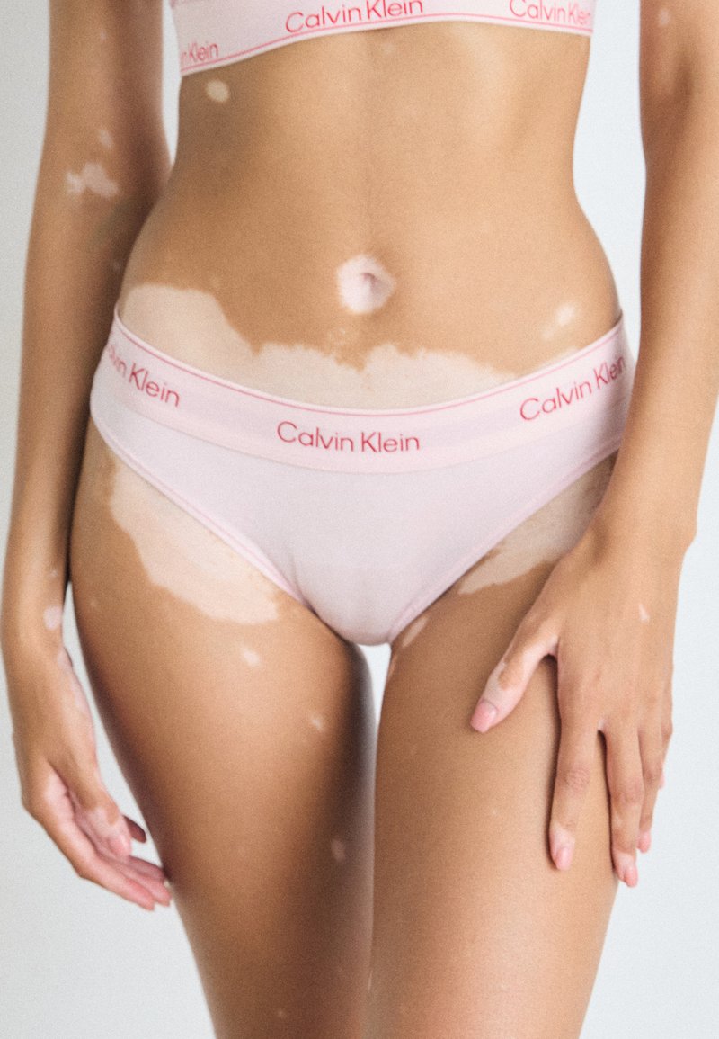 Calvin Klein rózsaszín alsónadrág, puha pamut keverékkel, modal textúrával és kontrasztos vörös logóval ellátott derékrésszel, alacsony szabású és sima felülettel.