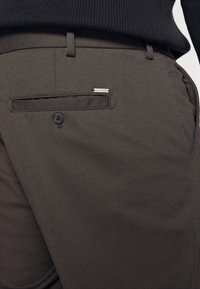 Jack & Jones JPSTMARCO JJCOOPER - Chinos - wren