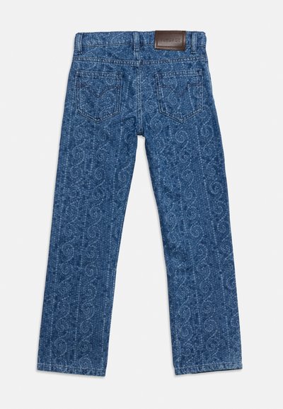 Μπλε τζιν από denim με διακριτικό περίπλοκο μοτίβο πεϊσλί, δύο πίσω τσέπες, θηλιές για ζώνη και καφέ δερμάτινη ετικέτα μάρκας στη μέση.