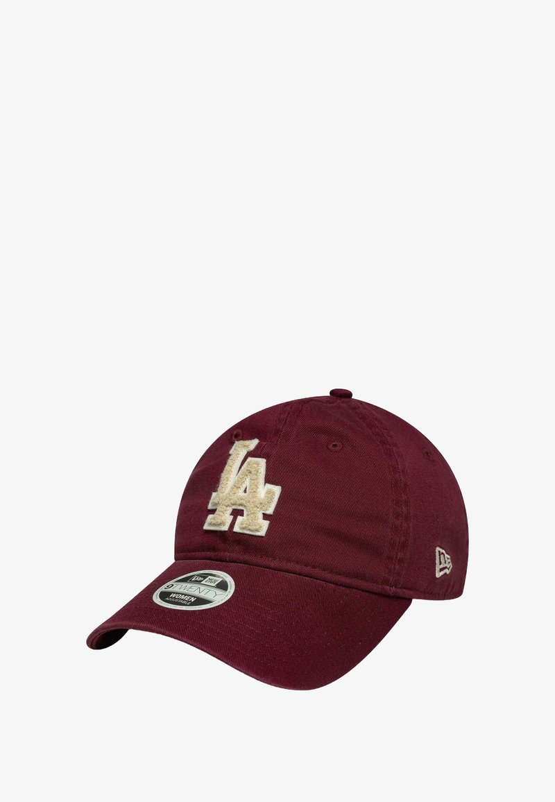 Bordeauxrote Baseballkappe mit einem beigen "LA"-Sticklogo. Verfügt über einen gebogenen Schirm und einen verstellbaren Riemen auf der Rückseite. Hergestellt aus Baumwolle.