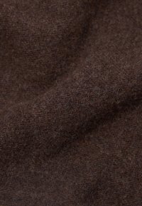 Puha, textúrájú sötétbarna gyapjú anyag, látható szálakkal és természetes redőkben, ami kiemeli meleg és kényelmes anyagjellemzőit.