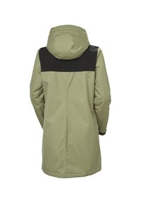 Chaqueta impermeable verde oliva con capucha, panel lateral negro y mangas largas. Textura suave, corte recto y puños ajustables.