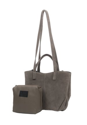 Szara skórzana torba typu tote z dwiema długimi rączkami i zorganizowanym kształtem. Zawiera pasującą małą torebkę z zamkiem błyskawicznym z logo.