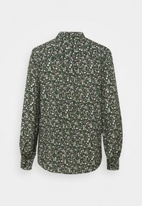 Camicia a maniche lunghe con sfondo verde scuro e piccoli motivi floreali bianchi e verdi. Colletto classico e polsini con bottoni.