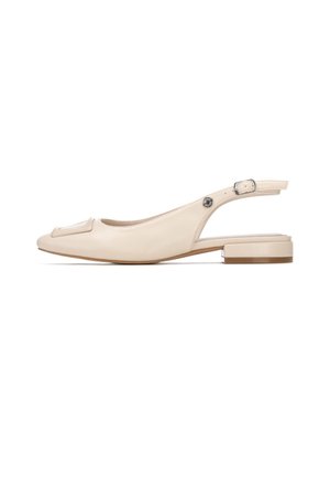 Zapatos planos slingback de cuero beige con punta cuadrada y pequeño tacón ancho. Correa ajustable en el tobillo con un adorno metálico decorativo.