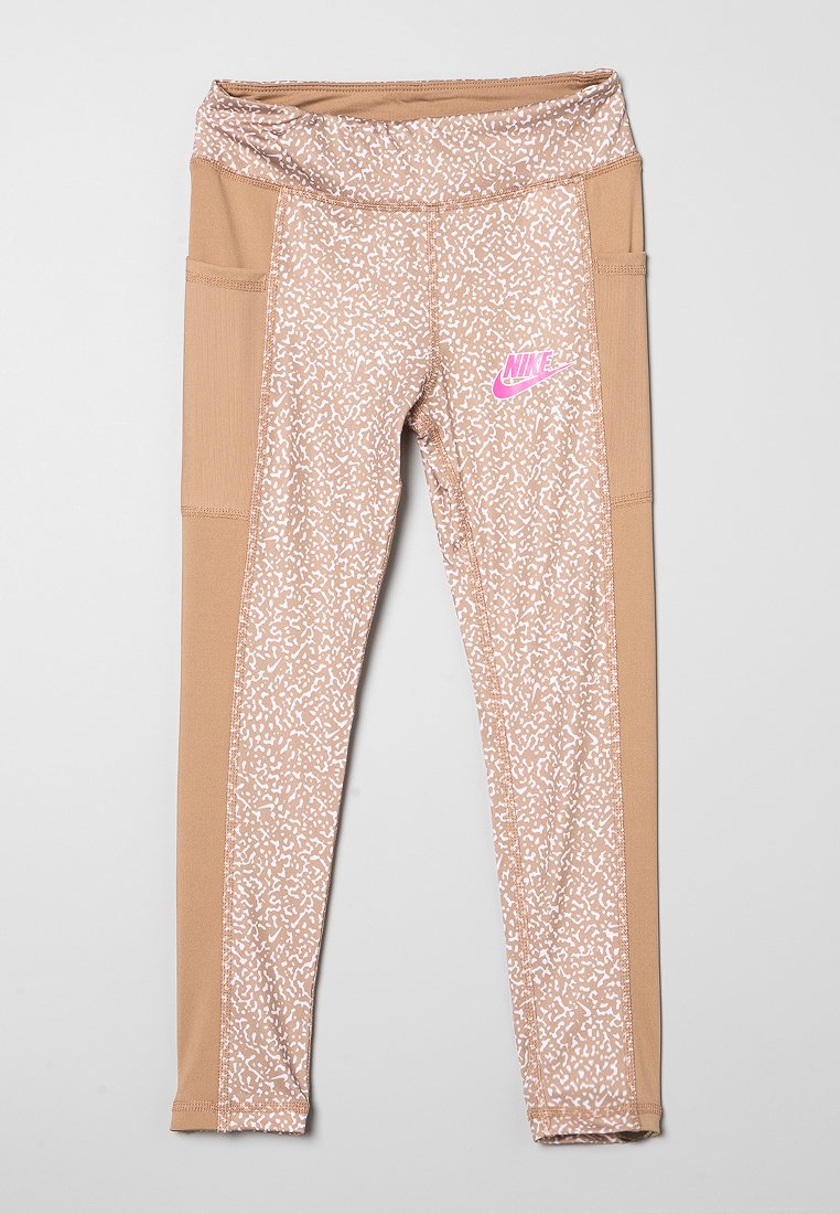 Leggings aus elastischem Stoff in Hellbraun mit einem strukturierten beigen Muster, seitlichen Taschen und einem rosa Nike-Logo auf der Vorderseite.