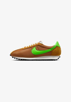 Braune Netz- und Wildledersneaker mit grünem Nike-Swoosh, weißen Schnürsenkeln und schwarzer Gummisohle. Ferse mit grünem Akzent.