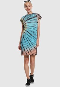 Sukienka tie-dye w odcieniach niebieskiego, czarnego i brzoskwiniowego. Krótkie rękawy, okrągły dekolt, materiał mieszany bawełniany, luźny krój, długość do kolan.