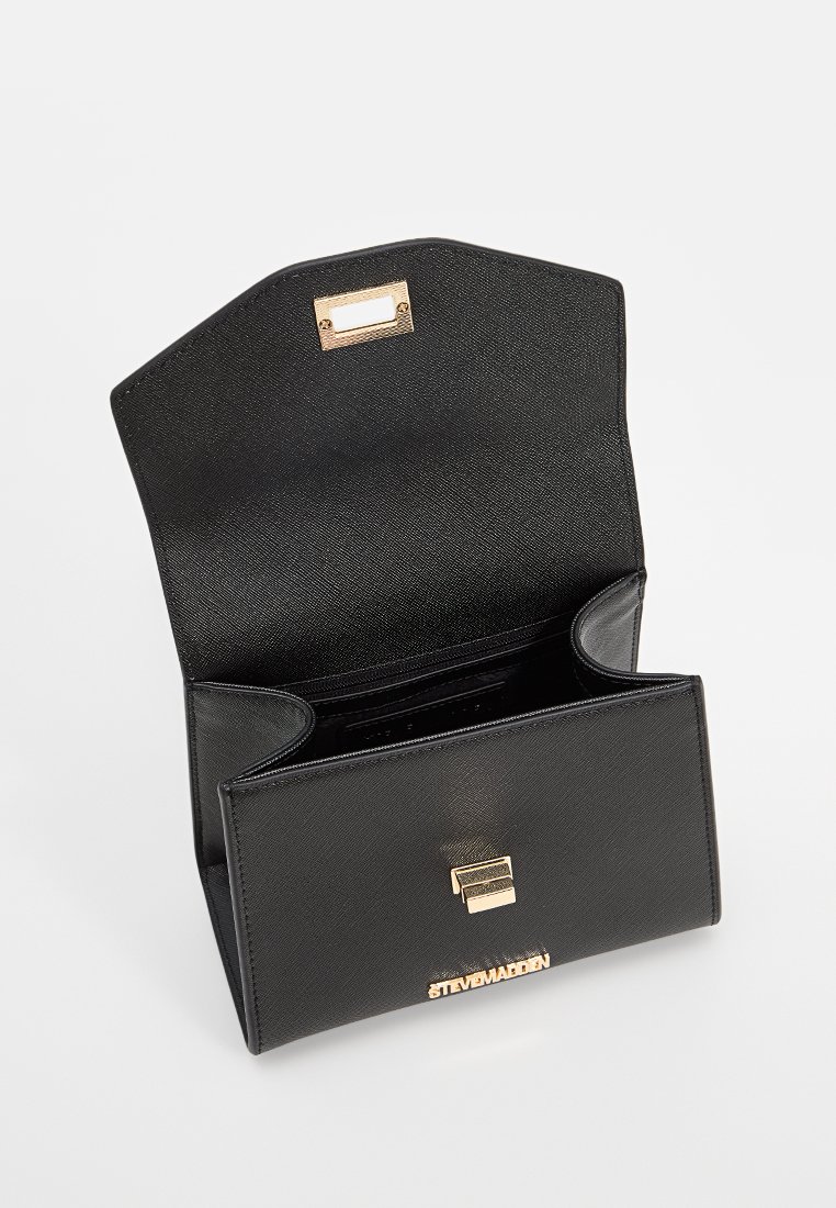 Borsa a tracolla nera strutturata con finitura testurizzata, hardware dorato e una chiusura frontale. L'interno presenta un unico scomparto per lo stoccaggio.
