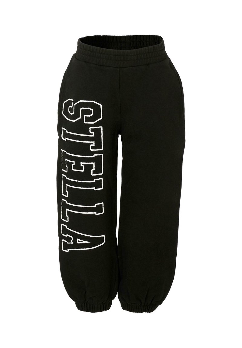 Pantalons de sudation noirs avec une taille élastique, des poignets effilés et le texte blanc "STELLA" imprimé verticalement sur le côté. Fabriqués en coton doux.
