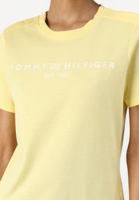 Tommy Hilfiger LOGO - Print T-shirt - citronella