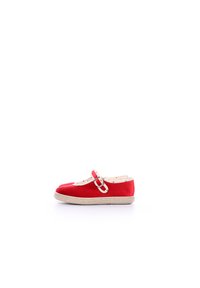 Zapato de ante rojo con una correa y hebilla, forro beige con patrones de estrellas y suela de yute texturizada. Diseño simple y punta redondeada.