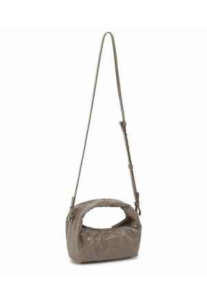 Kleine taupefarbene Leder-Schultertasche mit rundem obere Griff und einem verstellbaren langen Riemen, der vor einem weißen Hintergrund hängt.