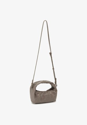 Bolso pequeño de cuero topo con asa superior redondeada y una correa larga ajustable colgando sobre un fondo blanco.