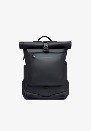 Schwarzer Rolltop-Rucksack mit matter Oberfläche, türkisfarbenem Reißverschlussakzent, verstellbarem Riemen und einer strukturierten Basis für Stabilität.