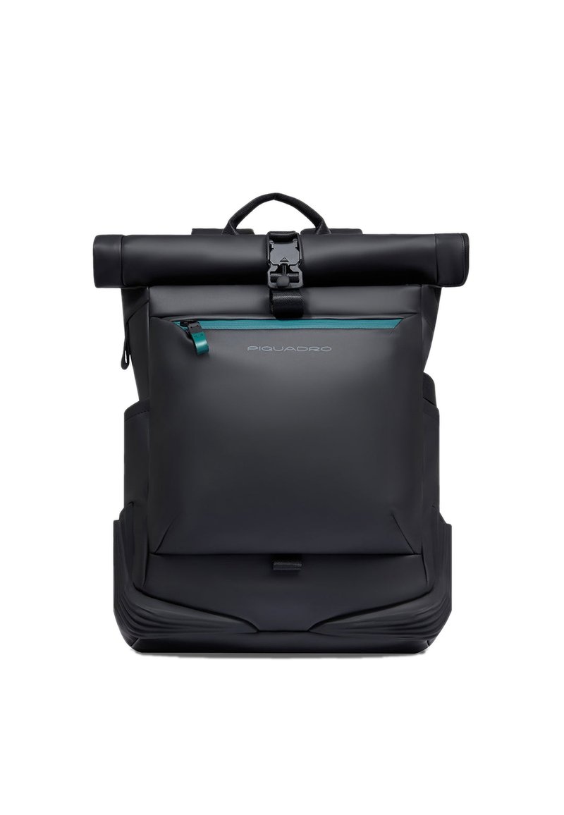 Zaino nero con chiusura a rotolo, finitura opaca, dettaglio della cerniera color verde acqua, tracolla regolabile e base rigida per stabilità.