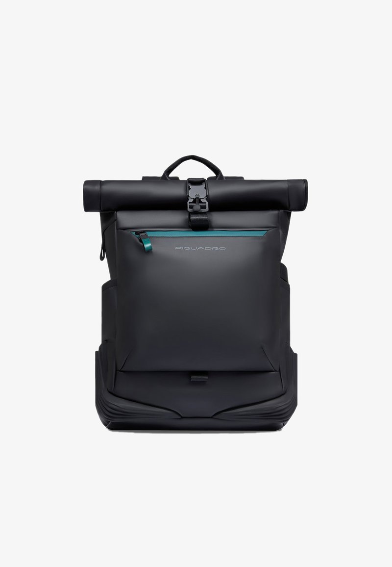 Zaino nero con chiusura a rotolo, finitura opaca, dettaglio della cerniera color verde acqua, tracolla regolabile e base rigida per stabilità.