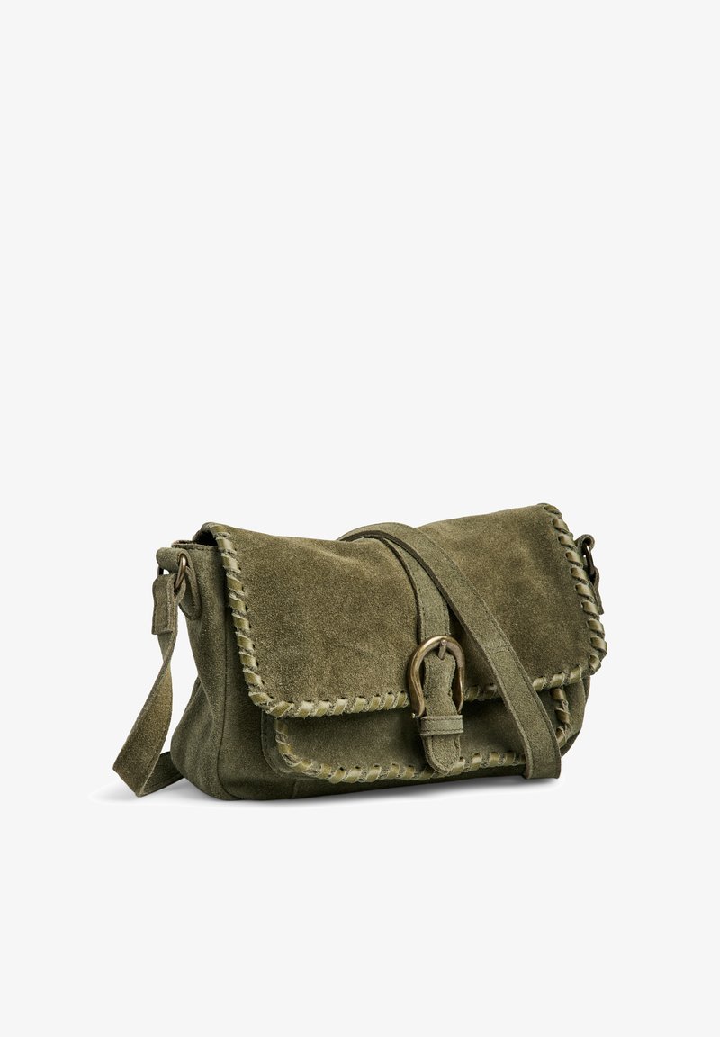 Sac à main en suède vert olive avec un bord tissé, rabat repliable et bandoulière ajustable. Comprend une boucle en métal et des détails de piqûres décoratives.