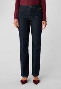 Ciemnoniebieskie jeansy z denimu o prostym kroju, klasycznym fasonie z pięcioma kieszeniami, ozdobione złotym przeszyciem i zapinane na guzik.