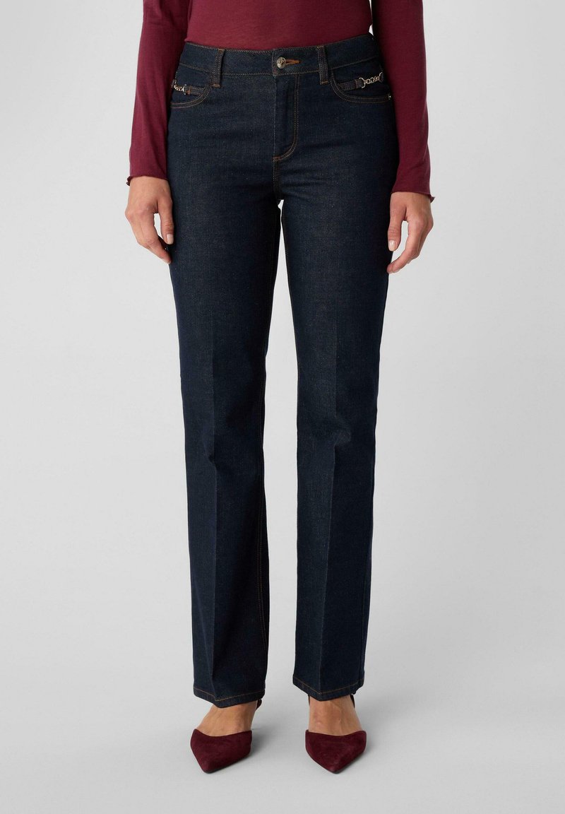 Ciemnoniebieskie jeansy z denimu o prostym kroju, klasycznym fasonie z pięcioma kieszeniami, ozdobione złotym przeszyciem i zapinane na guzik.