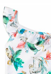 Maillot de bain à une épaule avec une base blanche ornée de motifs colorés d'animaux tropicaux et de feuilles ; comprend un accent volé sur l'épaule.