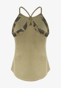 Top sin mangas verde oliva con una textura suave, que presenta un panel superior con patrón de camuflaje y finas correas en forma de cruz en la parte posterior.