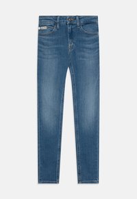 Jeans de mezclilla azul claro con un corte recto, diseño de cinco bolsillos y un ligero desgaste. Presenta un botón metálico y una etiqueta de la marca en la cintura.