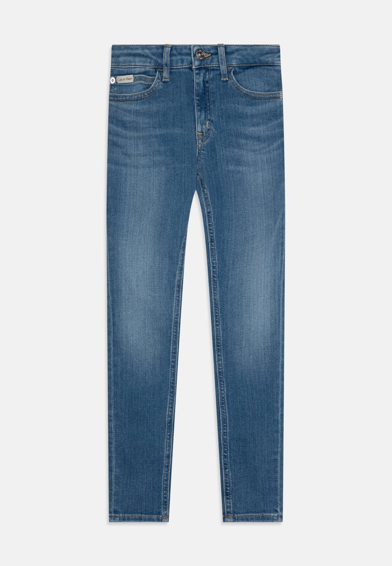 Jeans de mezclilla azul claro con un corte recto, diseño de cinco bolsillos y un ligero desgaste. Presenta un botón metálico y una etiqueta de la marca en la cintura.
