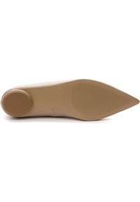 Scarpa con tacco alto beige, punta affusolata, tomaia in materiale sintetico liscio e suola in gomma testurizzata con motivi circolari e a griglia.