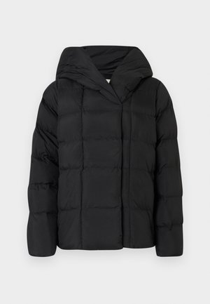 Černá péřová bunda s kapucí, vyznačující se prošívanou texturou a oversized siluetou. Jemný materiál s předním zapínáním a minimalistickým designem.