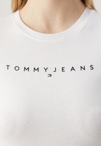Tommy Jeans SLIM LINEAR TEE - Triko s potiskem - white