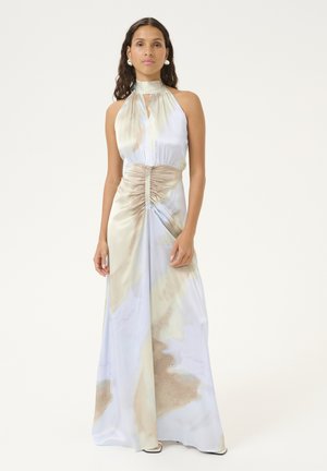 Vestido largo en azul claro y beige con cuello halter y detalle de ojal. Presenta tela recogida en la cintura y una textura suave y fluida.