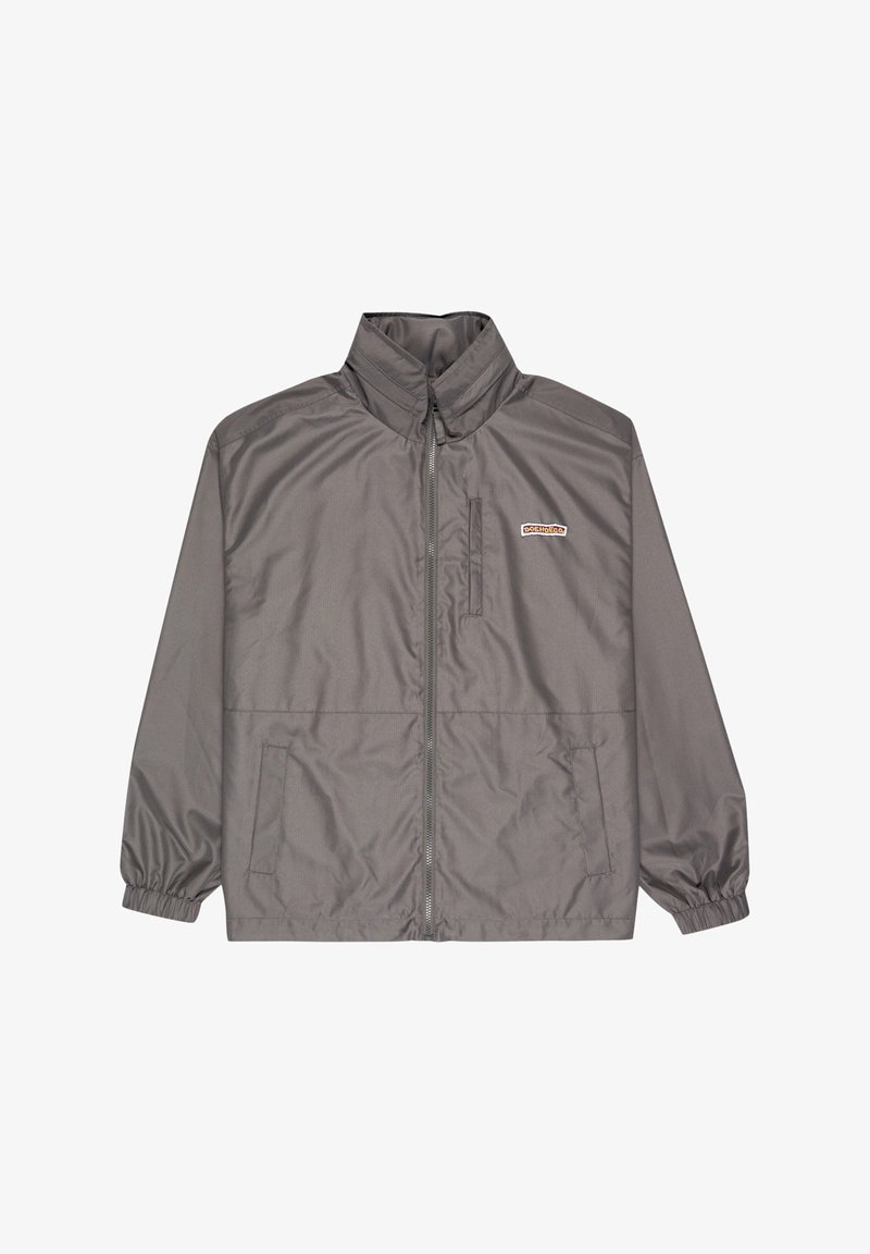 Veste grise zippée avec col montant, poignets élastiques, deux poches avant et petit patch logo rectangulaire sur la poitrine gauche.