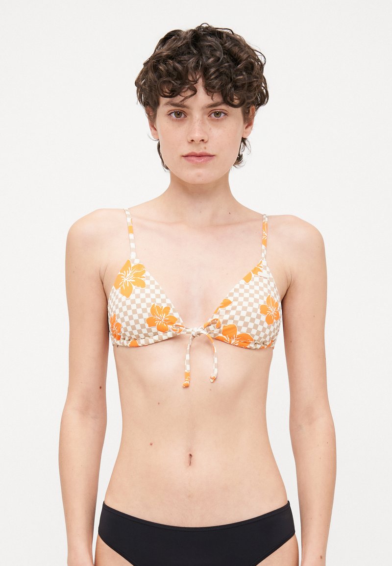 Trekantet bikinitopp med oransje blomsterdesign på en beige rutete bakgrunn, justerbare snorer og tynne stropper. Svart bikinitruse.
