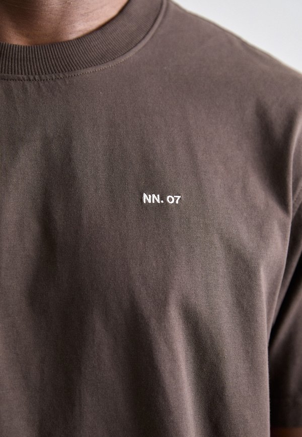 ADAM   - Basic T-shirt - coffee2