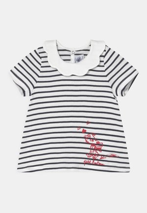 Pruhovaná košile s krátkým rukávem v námořnické modré a bílé barvě, se vlnitým límcem a grafikou červené lišky se srdíčky na spodní části přední strany.