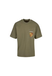 Olivengrøn bomulds t-shirt, kortærmet, rund hals, med et lille skjoldgrafik på venstre bryst og tekst over det.
