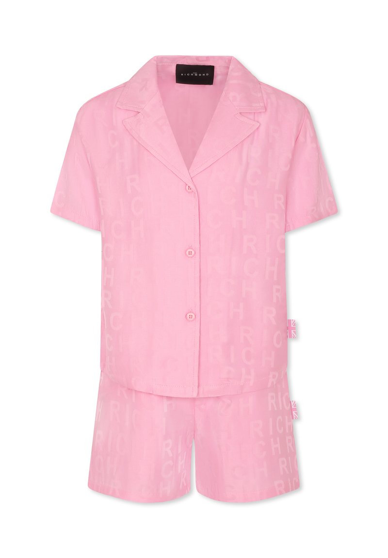 Set di pigiama corto rosa realizzato in un tessuto morbido, composto da una blusa con colletto e pantaloni corti abbinati, impreziositi dalla parola "RICH" in un motivo ripetuto.