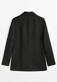 Cappotto nero su misura con colletto a punta, maniche lunghe e linee pulite. Caratterizzato da una texture liscia e una silhouette strutturata.