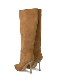 Botas de ante de caña alta en marrón claro, con punta afilada y alto tacón de aguja metálico. Textura suave con detalles de costura mínimos.