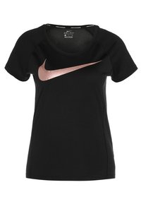 Camiseta atlética de manga corta negra con el logo de swoosh de Nike en rosa dorado. Fabricada en un tejido transpirable, con un cuello redondo y detalles texturizados.