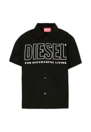 Camicia nera a maniche corte con bottoni e con la scritta grande bianca "DIESEL" e la scritta più piccola "FOR SUCCESSFUL LIVING" sul petto.