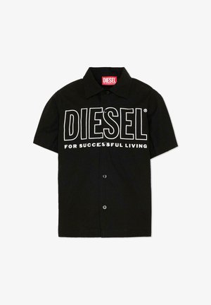 Camicia nera a maniche corte con bottoni e con la scritta grande bianca "DIESEL" e la scritta più piccola "FOR SUCCESSFUL LIVING" sul petto.