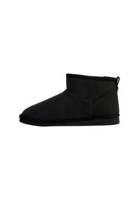 Botas negras de ante de altura al tobillo, con un suave forro interior, que presentan un diseño de costura texturizada y suela plana de goma.