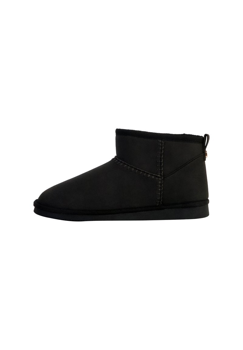 Botas negras de ante de altura al tobillo, con un suave forro interior, que presentan un diseño de costura texturizada y suela plana de goma.
