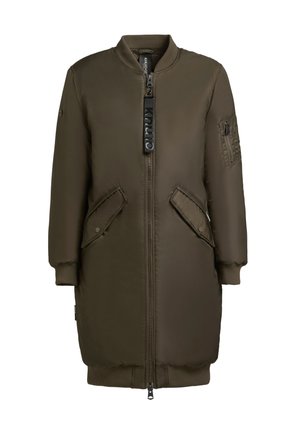 Olive roheline bomber-jakk, millel on luku ees, soonikust mansetid, kaks esikot ja ühelt varrukalt tasku. Sile kangas mati viimistlusega.