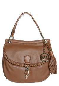 Brązowa skórzana torba na siodło z plecionymi detalami, elementami w odcieniu złota oraz ozdobą w formie frędzla. Wyposażona w brelok z logo i zamknięcie na klapę.