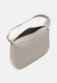 Beige läderaxelväska med rundad form, gyllene dragkedja och präglad "VALENTINO" på framsidan. Justerbar rem för mångsidighet.